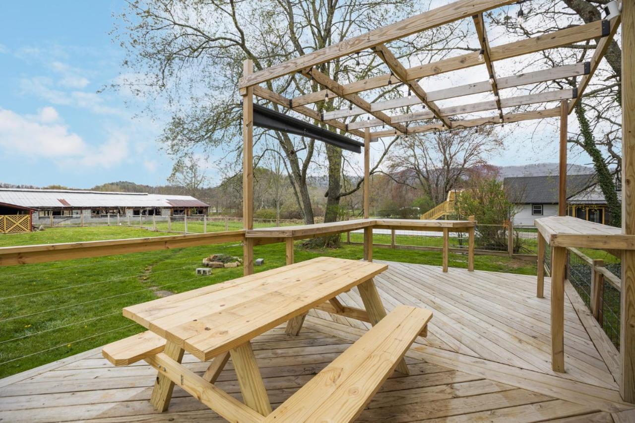 Charming 4 Bedroom Farmhouse With Large Backyard For Entertaining Mountain City Exteriör bild