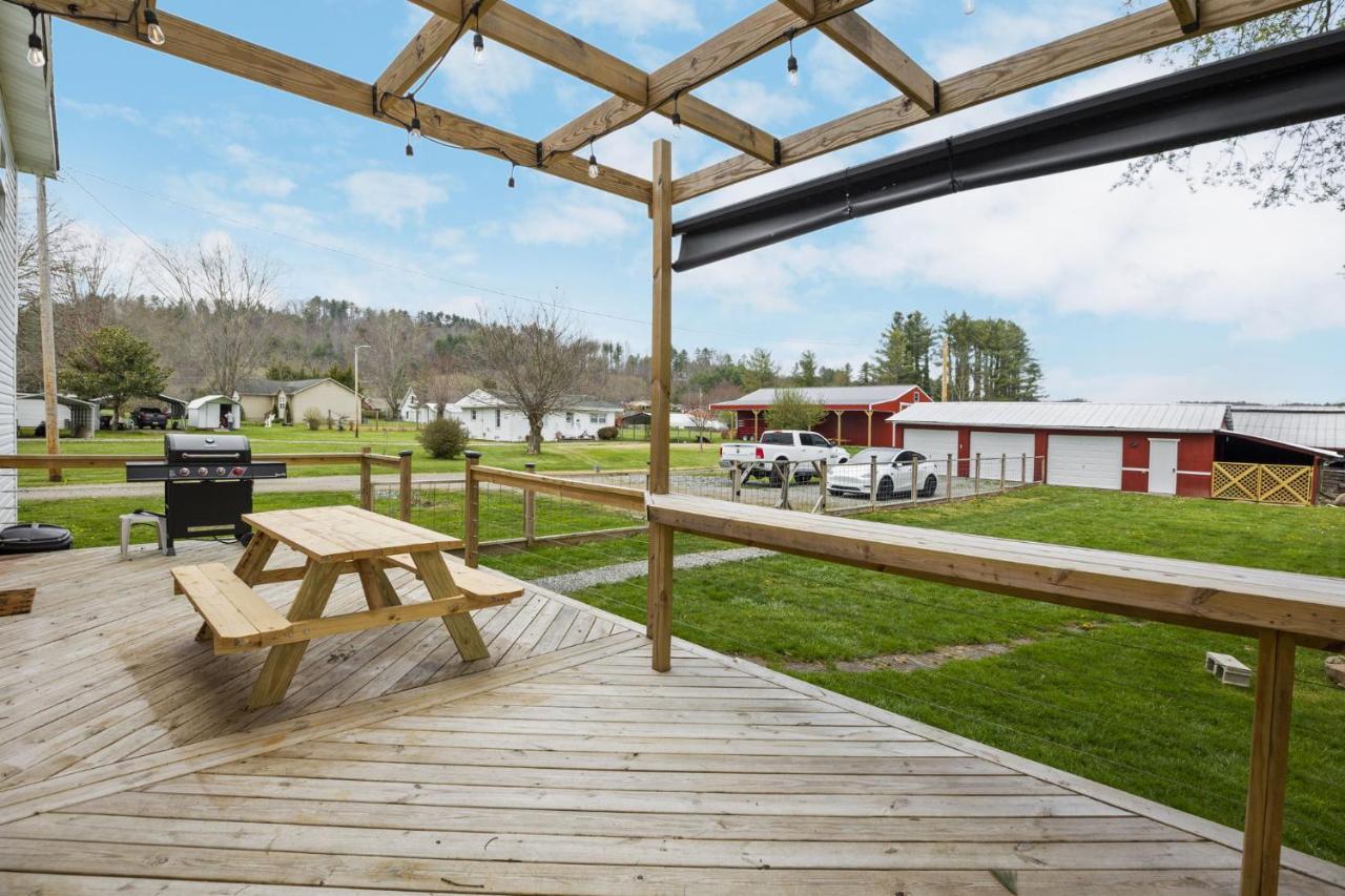 Charming 4 Bedroom Farmhouse With Large Backyard For Entertaining Mountain City Exteriör bild