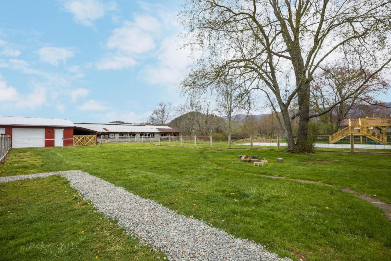 Charming 4 Bedroom Farmhouse With Large Backyard For Entertaining Mountain City Exteriör bild